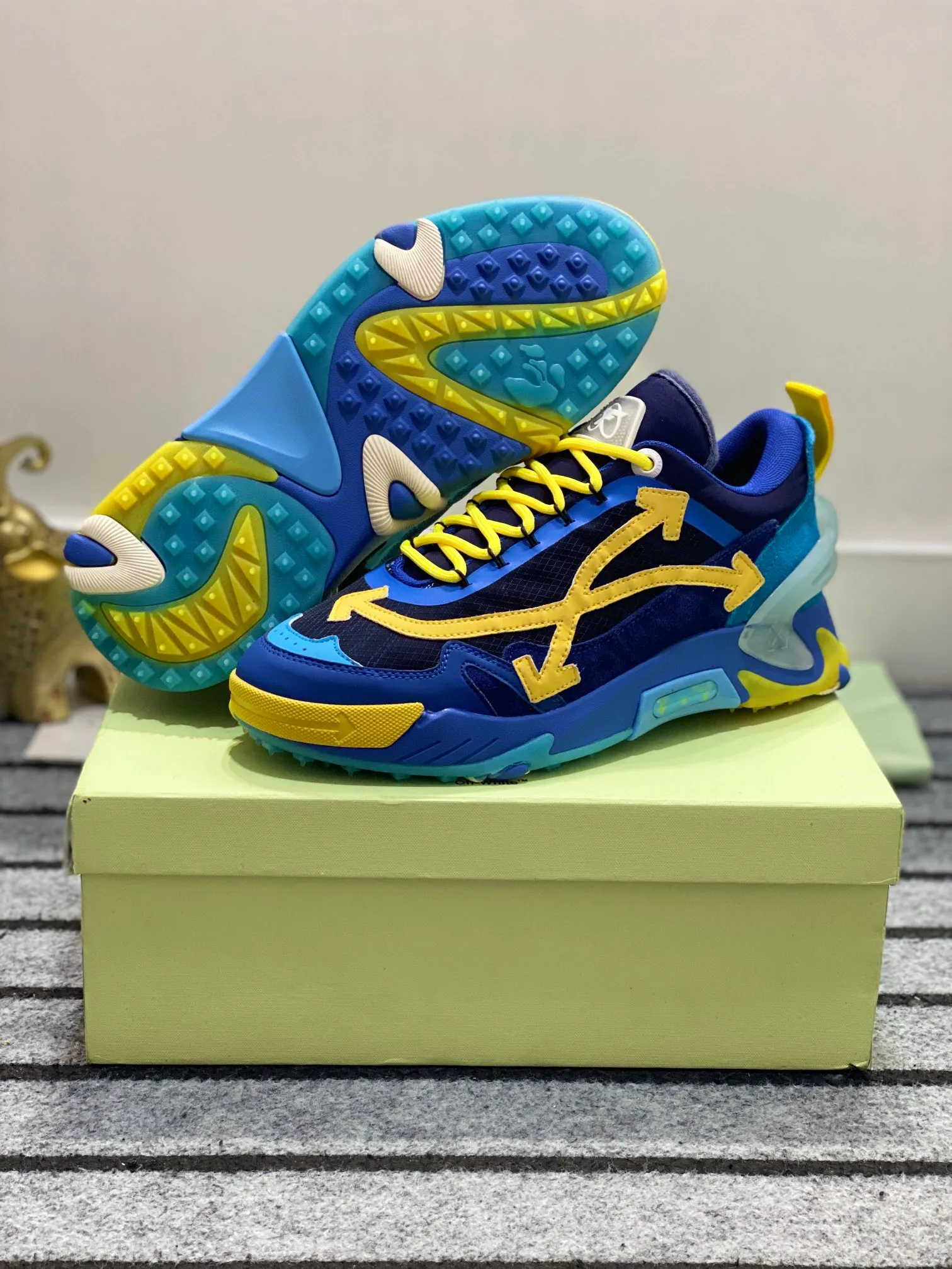 Men's shoes 💰640🌼【New】High-end boutique-OFF-WHITE x Air Jordan】1 The joint shoe design has been highly concerned by everyone. The new shoes are shown in the popular Chicago bull white and yellow LOGO color scheme. The shoe body is made of cowhide stitching and other materials. In addition to the X hidden on the inside of the leather, the oversized Swoosh, OFF-WHITE for Nike, and Air Jordan 1Birth information and the word AIR are displayed on both sides of the shoe, and OFF-WHITE's iconic details can be seen on the TPU sole and insole. You can choose a pair if you like the style. Size: 38-45 (45 customized